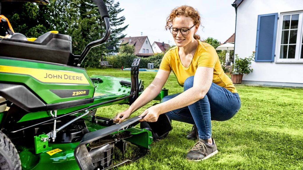 John Deere Z320R ZTrack Zero Turn Mower - Image 2