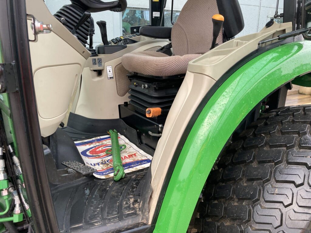 John Deere 4066R compact tractor - Image 9