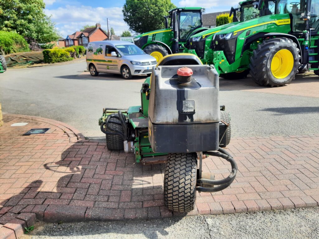 John Deere 2653A utility triple mower - Image 4