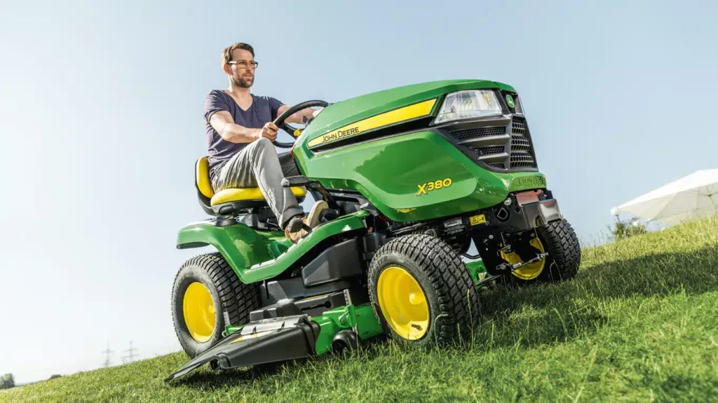 John Deere X380 Ride-on Lawnmower - Image 3