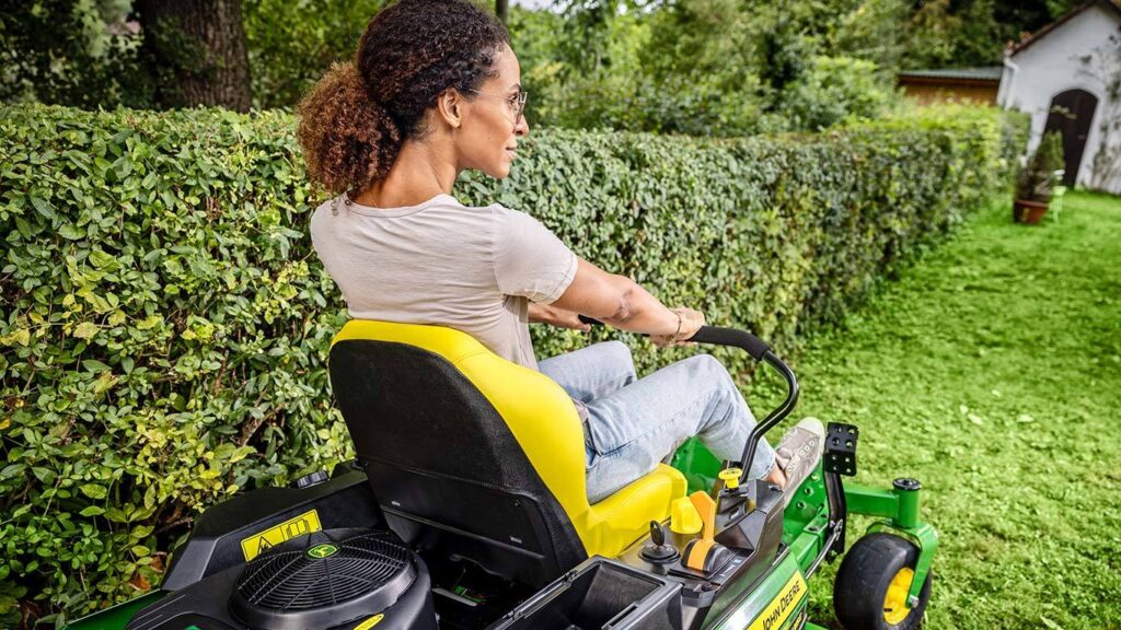 John Deere Z315E ZTrack Zero Turn Mower - Image 4