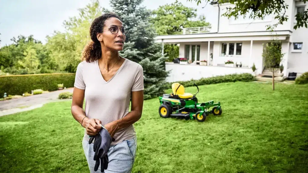 John Deere Z315E ZTrack Zero Turn Mower - Image 3