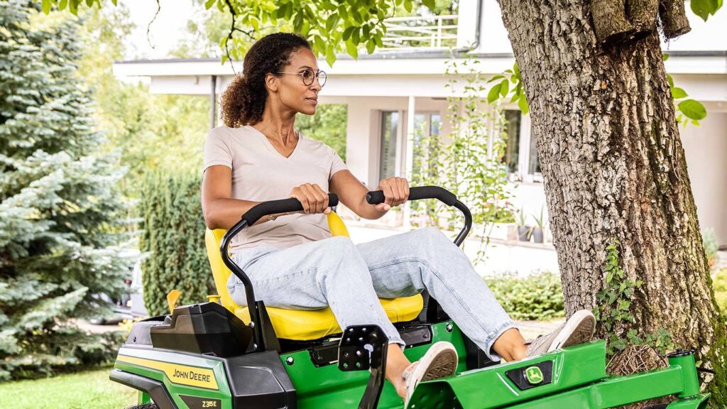 John Deere Z315E ZTrack Zero Turn Mower - Image 2
