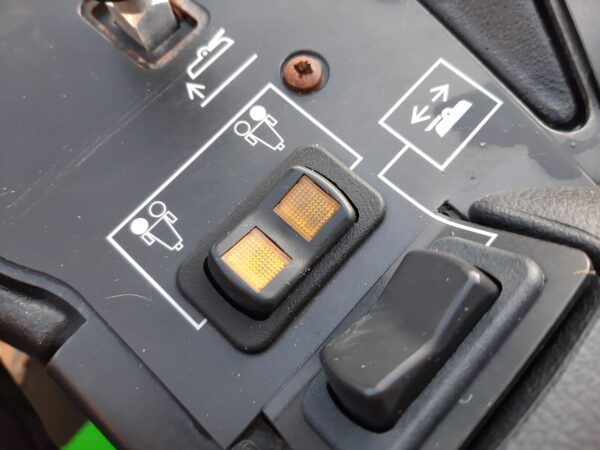 John Deere 7200 utility triple mower - Image 12