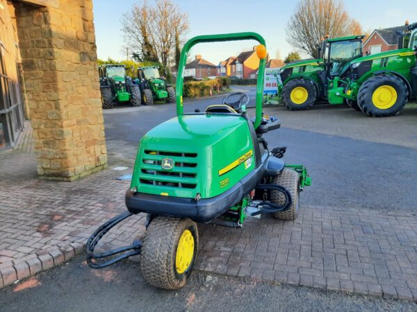 John Deere 7200 utility triple mower - Image 3