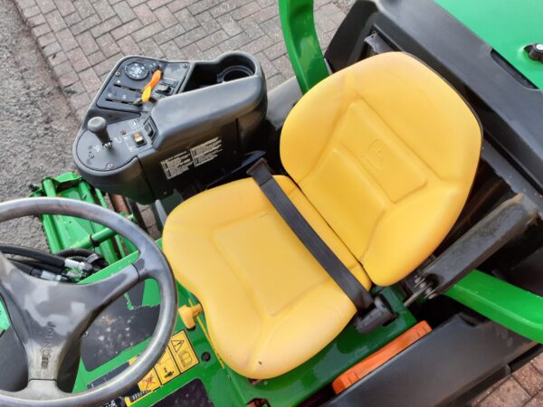 John Deere 7200 utility triple mower - Image 10