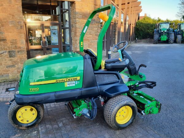 John Deere 7200 utility triple mower - Image 4