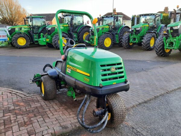 John Deere 7200 utility triple mower - Image 5