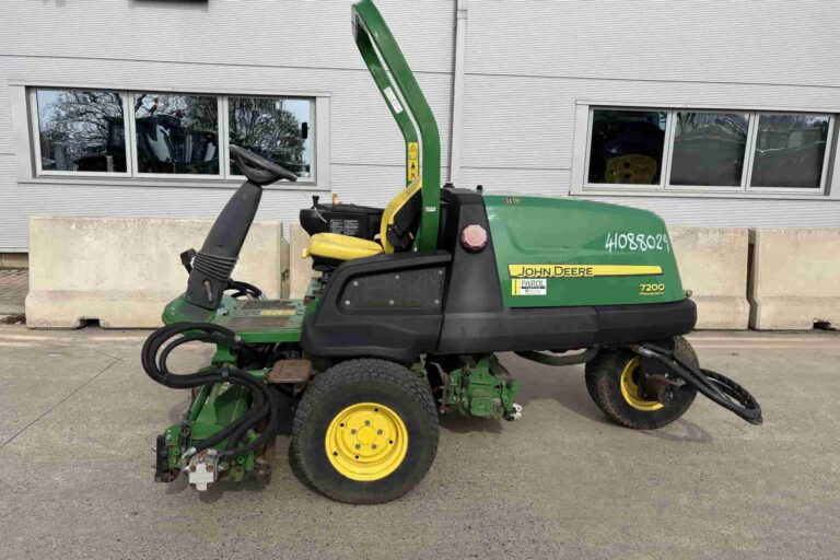 John Deere 7200 utility triple mower