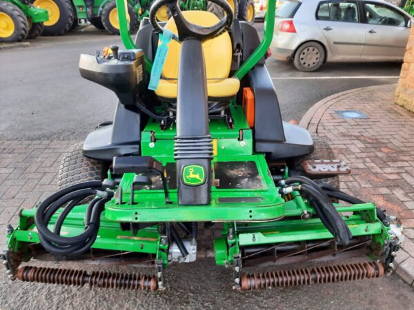 John Deere 7200 utility triple mower - Image 6