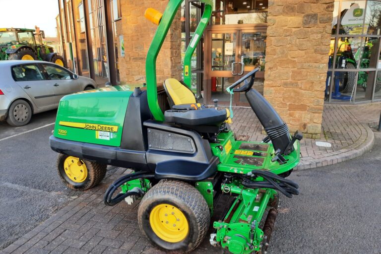 John Deere 7200 utility triple mower