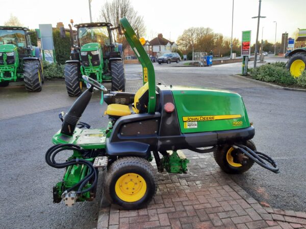 John Deere 7200 utility triple mower - Image 7