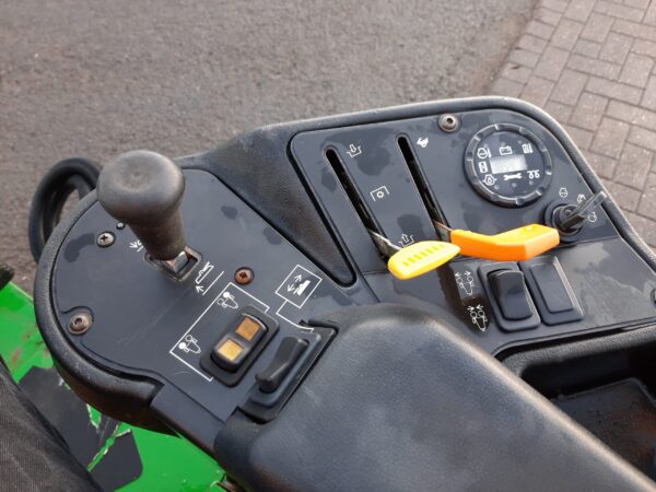 John Deere 7200 utility triple mower - Image 11