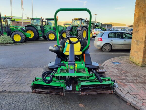 John Deere 7200 utility triple mower - Image 8