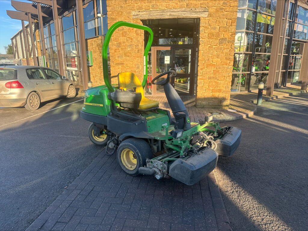 John Deere 2500E greens triple mower