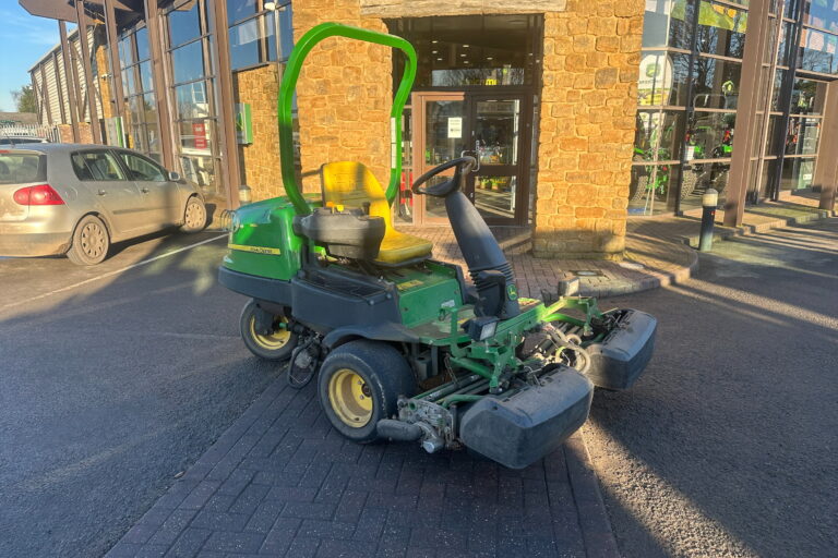John Deere 2500E greens triple mower