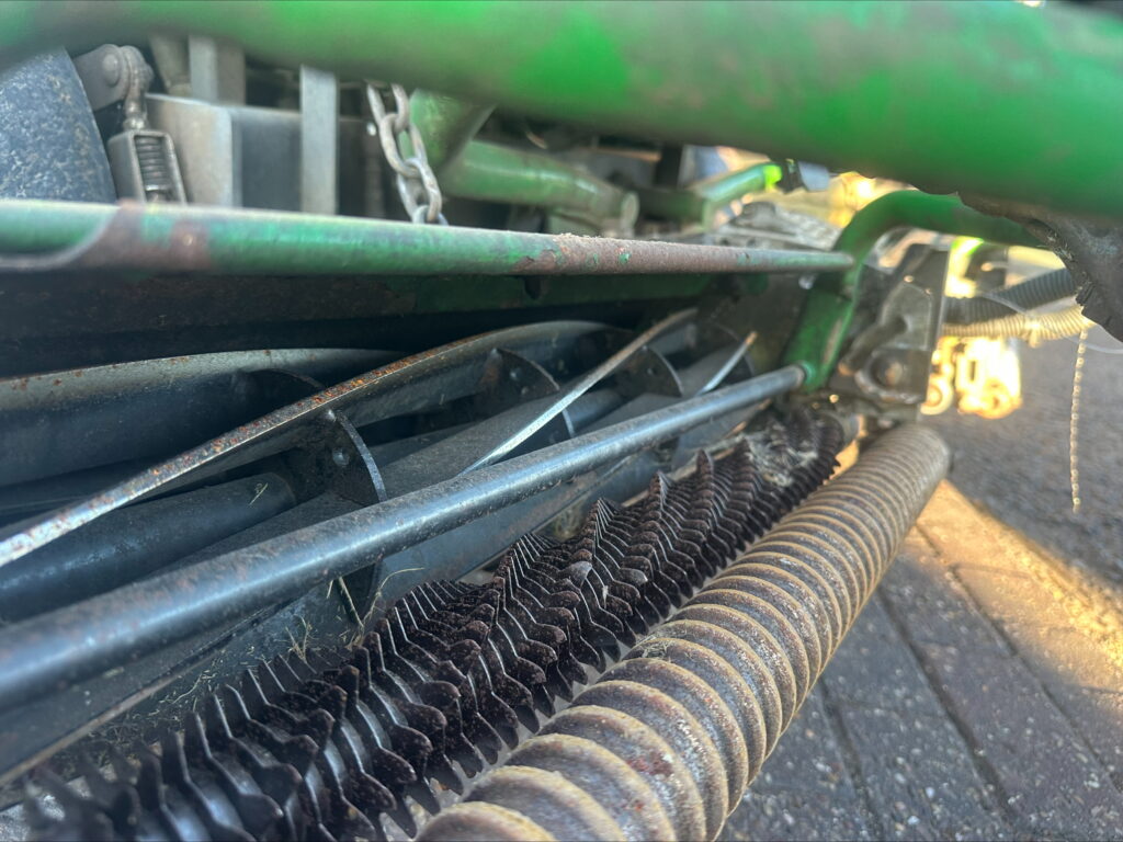 John Deere 2500E greens triple mower - Image 6