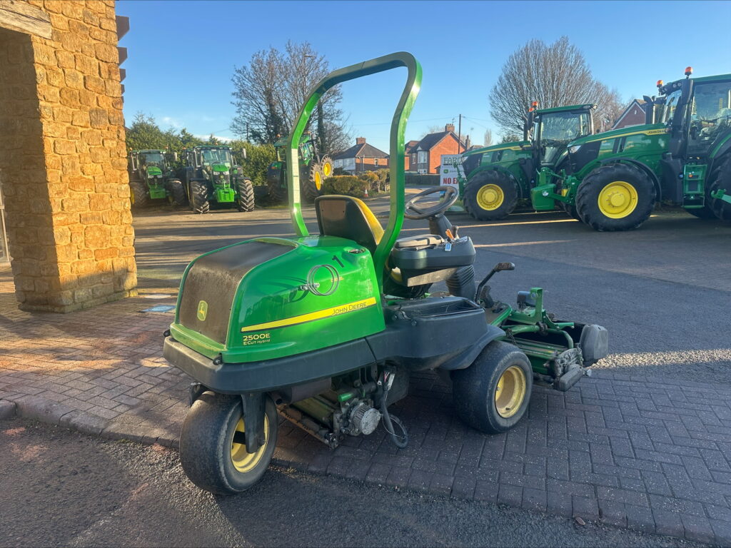 John Deere 2500E greens triple mower - Image 2