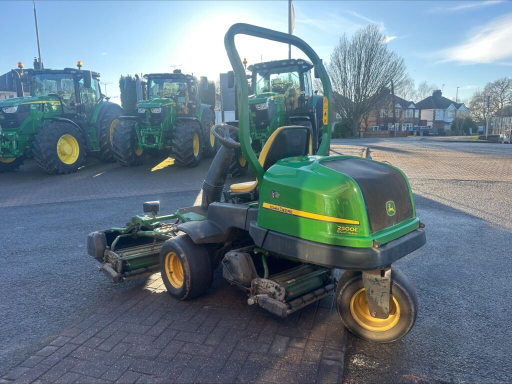John Deere 2500E greens triple mower - Image 3