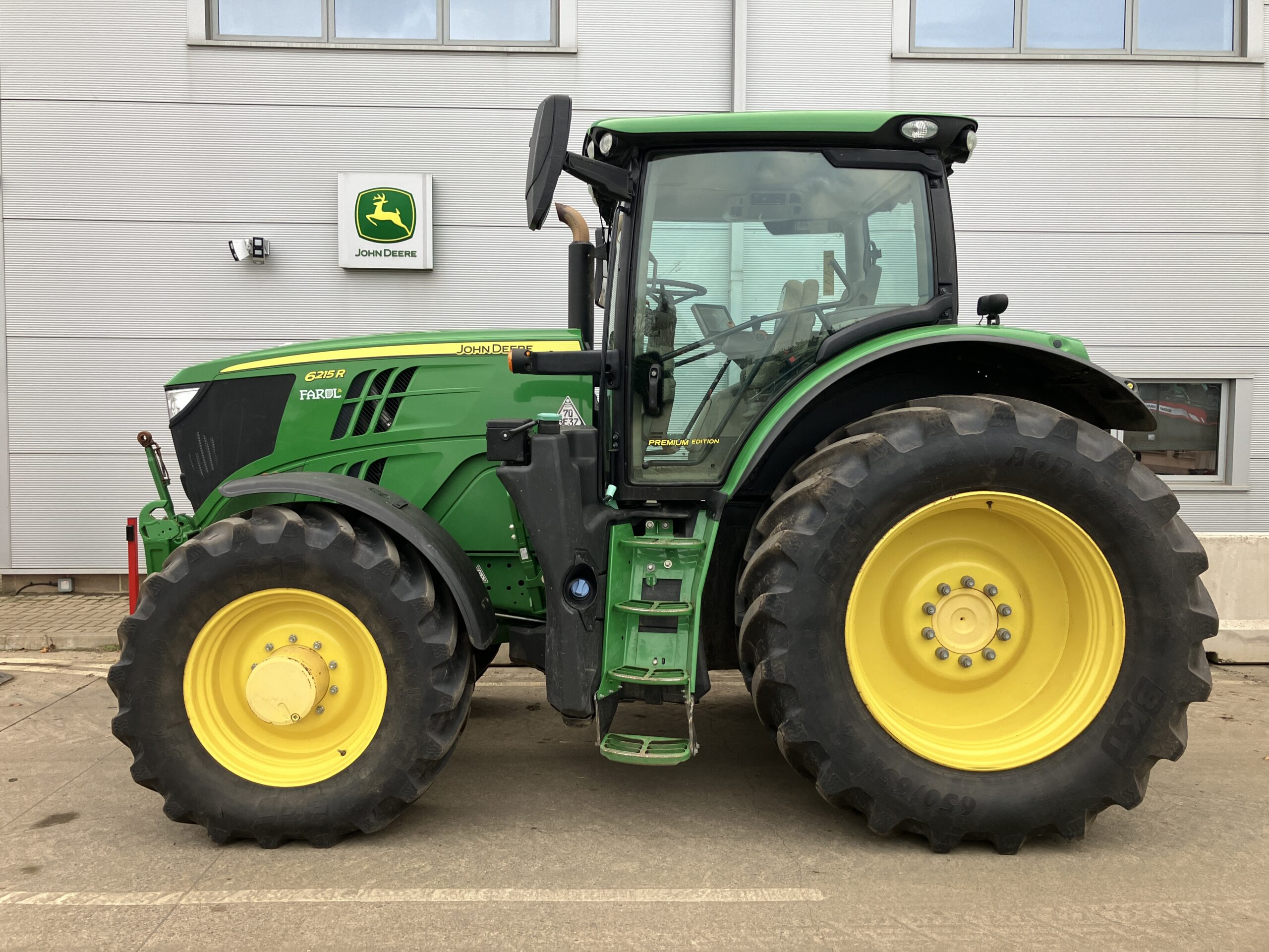 John Deere 6215R