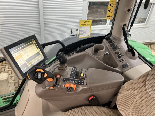 John Deere 6215R - Image 11