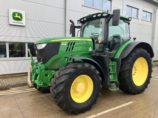 John Deere 6215R
