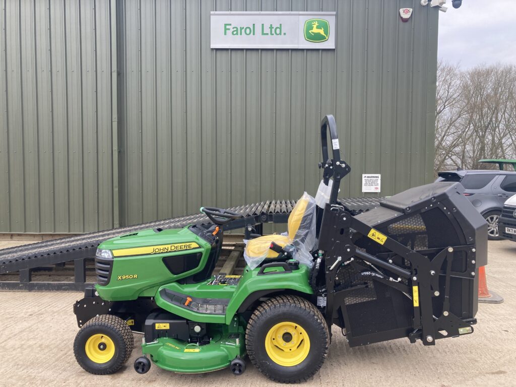 John Deere X950R ride on cut and collect mower - Image 2