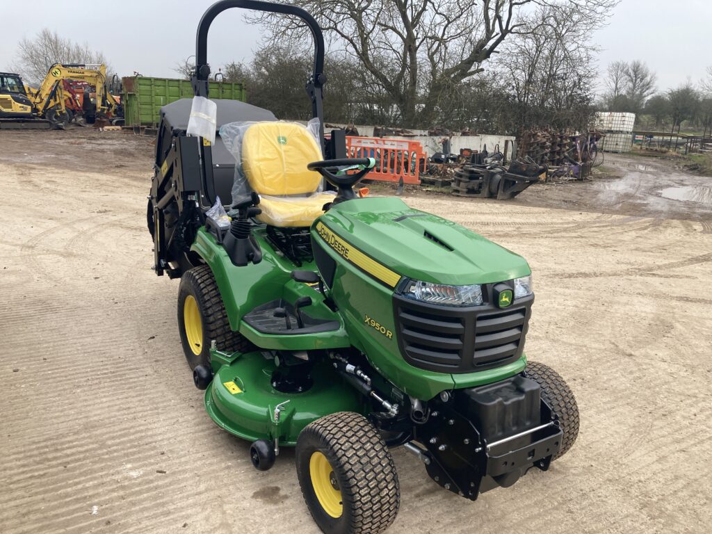 John Deere X950R ride on cut and collect mower - Image 6