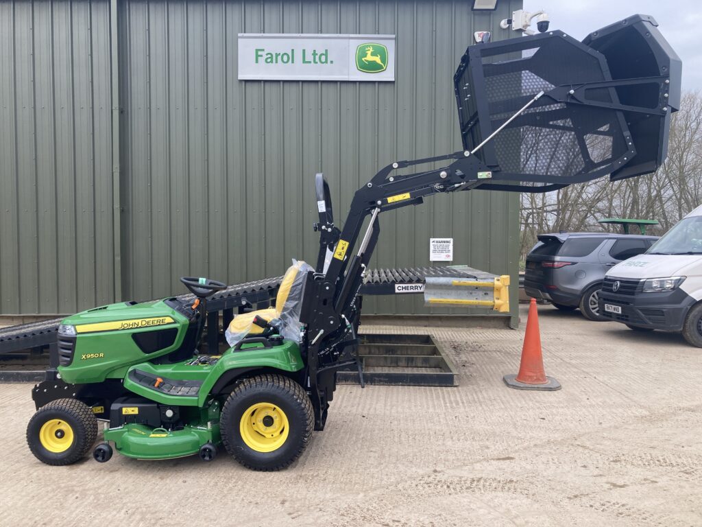 John Deere X950R ride on cut and collect mower - Image 9