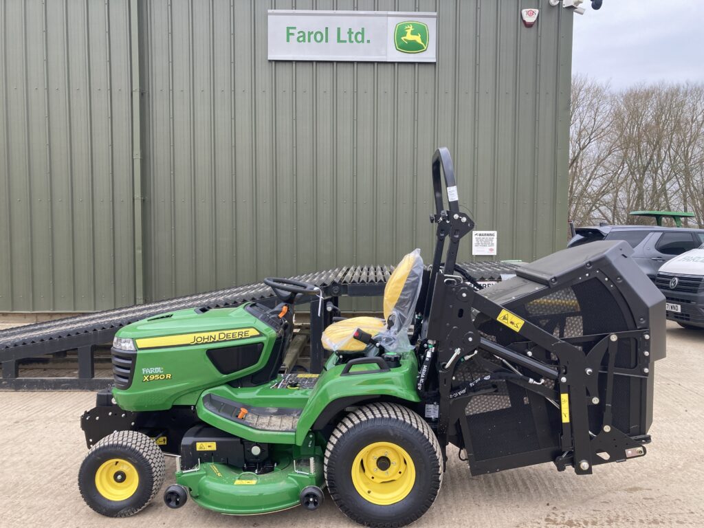 John Deere X950R ride on cut and collect mower - Image 2