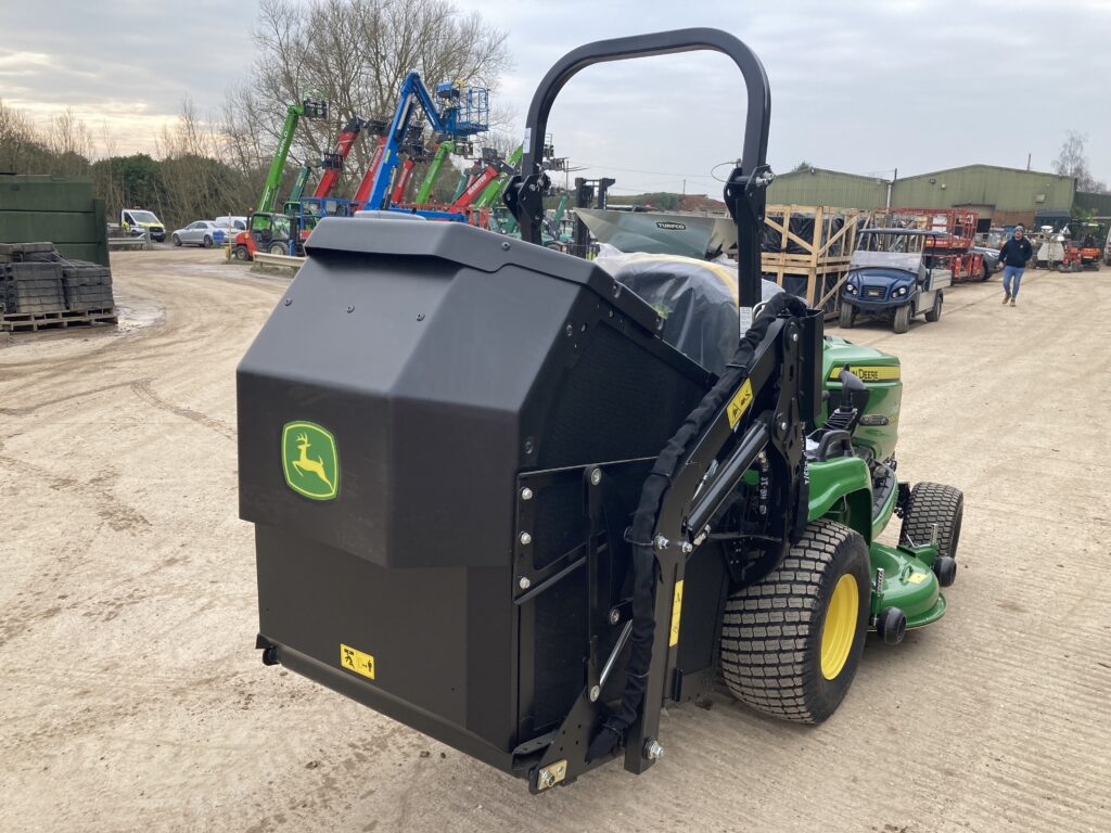 John Deere X950R ride on cut and collect mower - Image 5