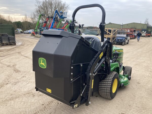 John Deere X950R ride on cut and collect mower - Image 5