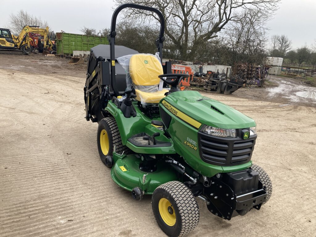 John Deere X950R ride on cut and collect mower - Image 6