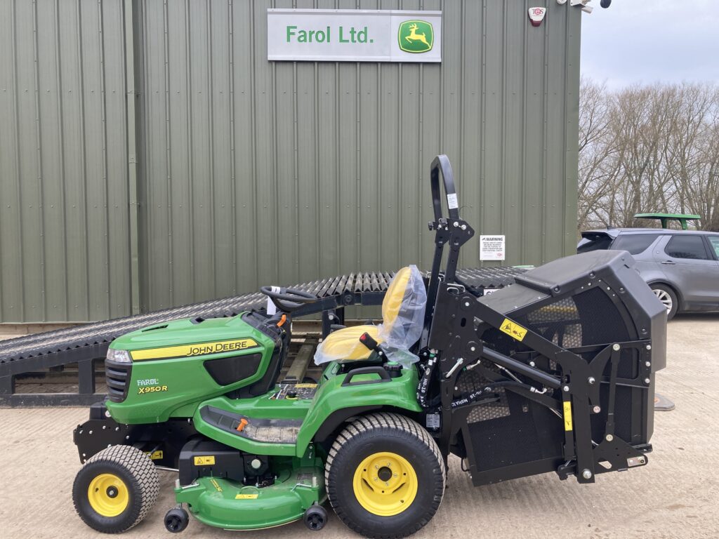 John Deere X950R ride on cut and collect mower - Image 2