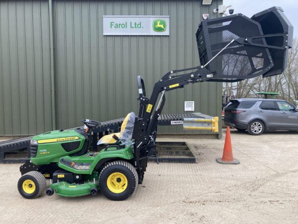 John Deere X950R ride on cut and collect mower - Image 9