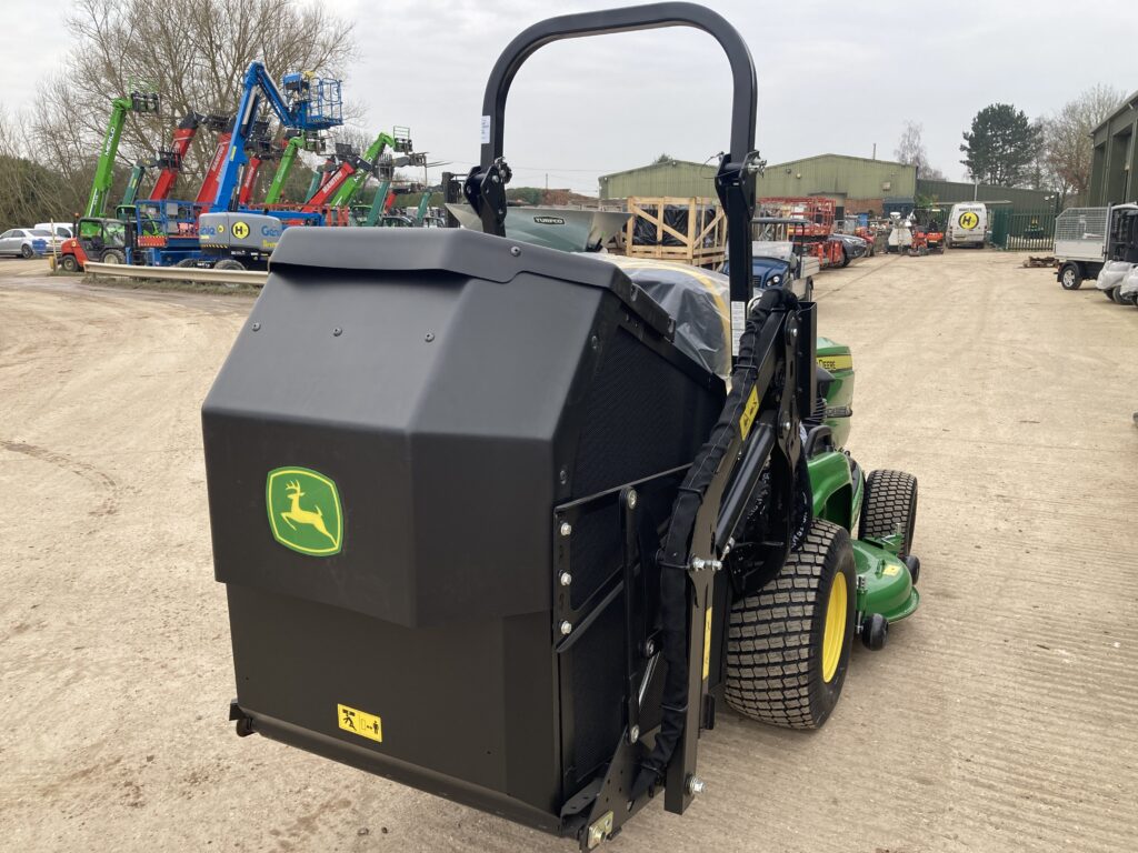 John Deere X950R ride on cut and collect mower - Image 5
