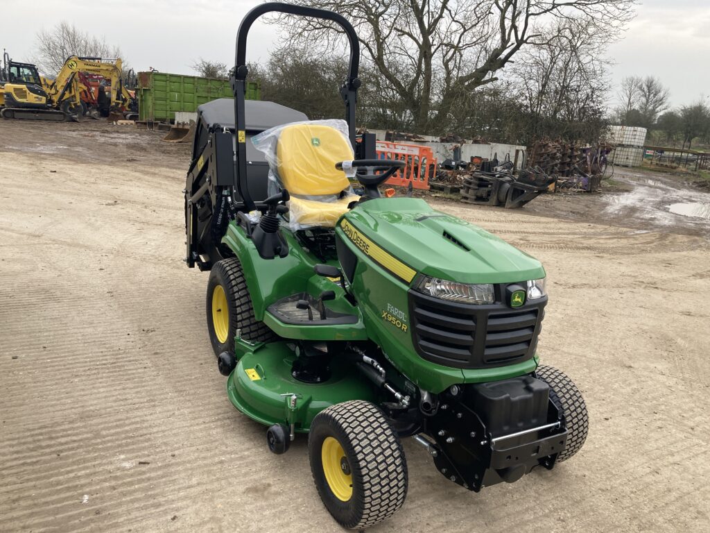 John Deere X950R ride on cut and collect mower - Image 6