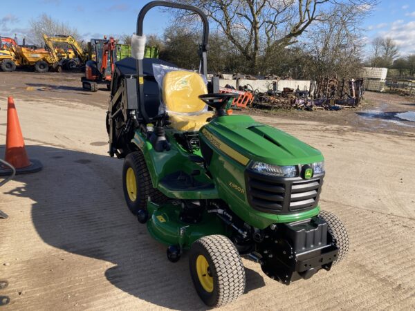 John Deere X950R ride on cut and collect mower - Image 6