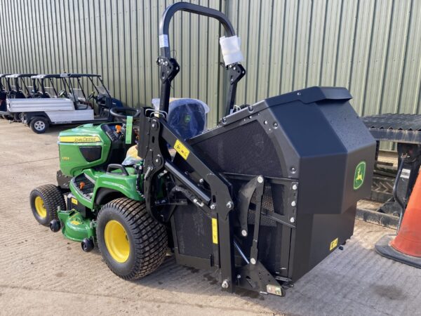 John Deere X950R ride on cut and collect mower - Image 3