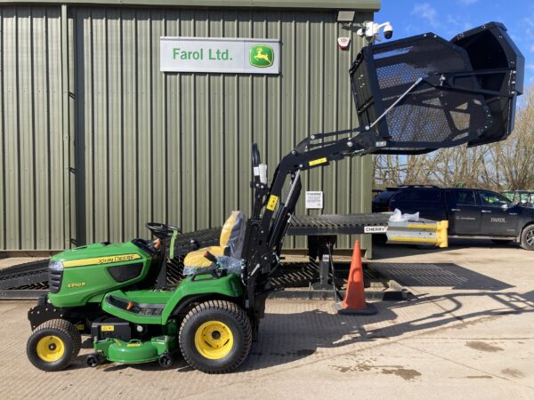 John Deere X950R ride on cut and collect mower - Image 9