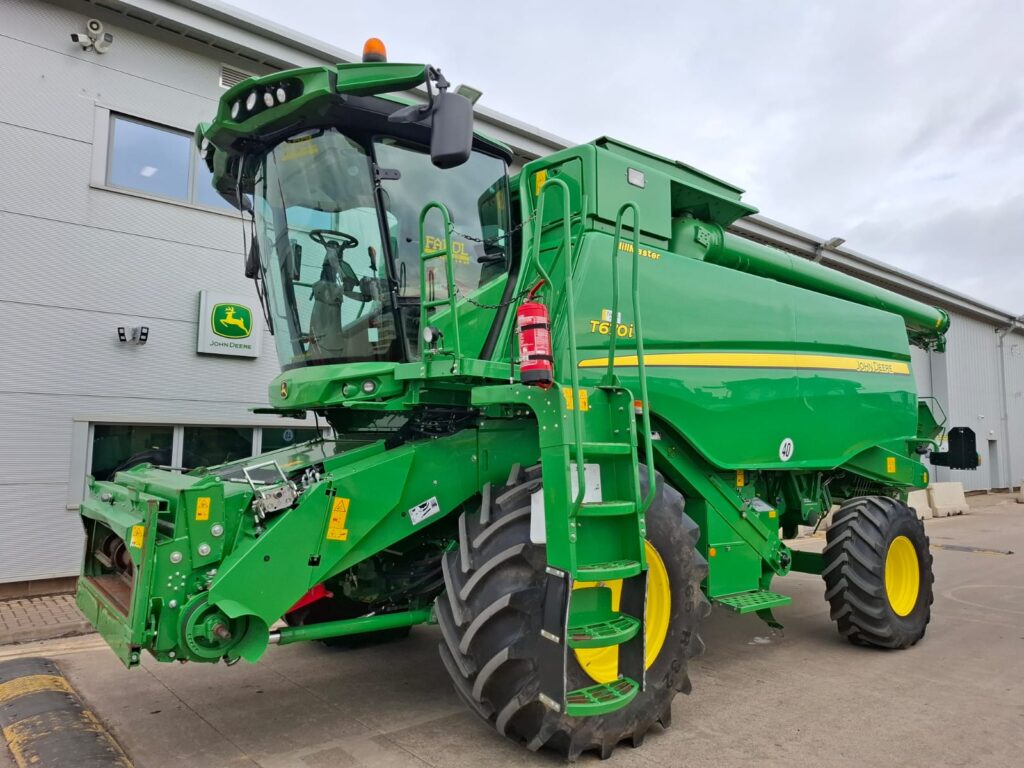 John Deere T670
