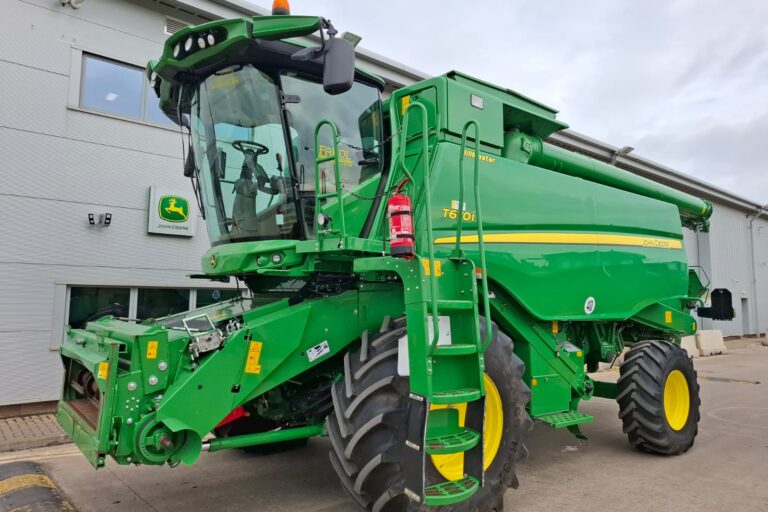 John Deere T670