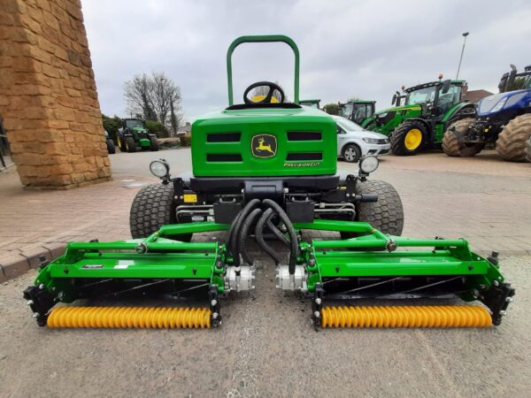 John Deere 2653B utility triple mower - Image 4