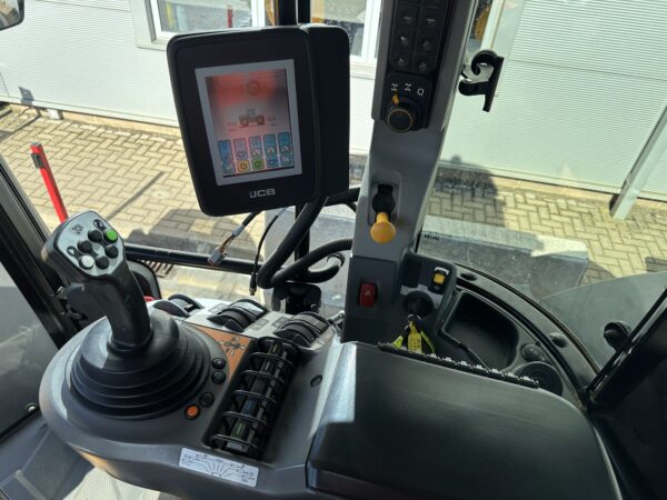 JCB Fastrac 4220 - Image 20