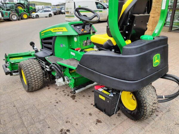 John Deere 2653B utility triple mower - Image 7
