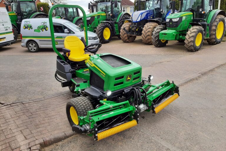 John Deere 2653B utility triple mower