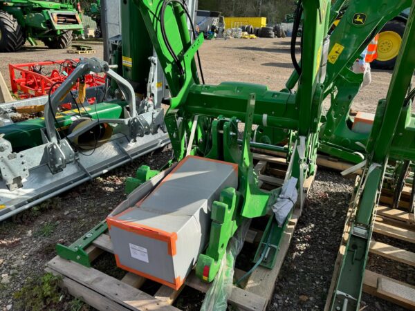 John Deere 643R Loader and brackets - Image 3
