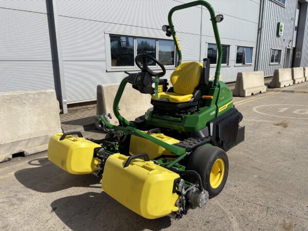 John Deere 2750E Triplex mower