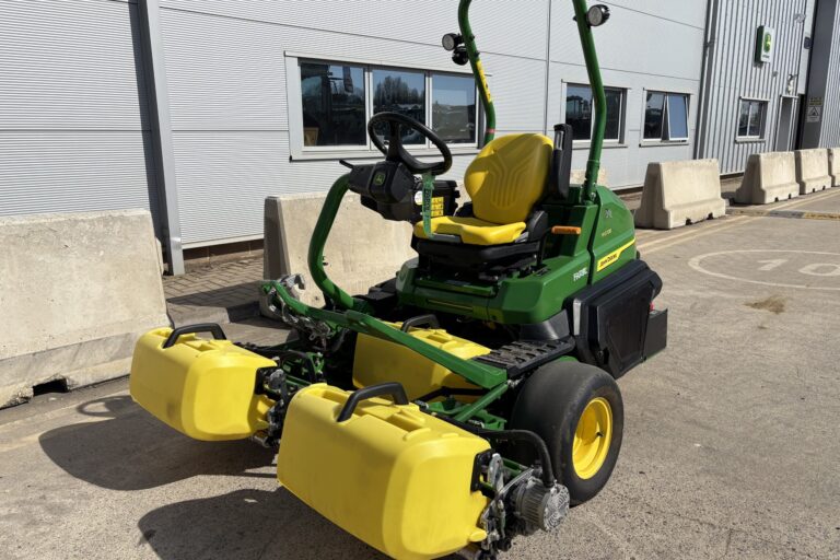 John Deere 2750E Triplex mower