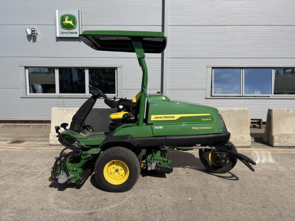 John Deere 7200A Trim & Surrounds mower